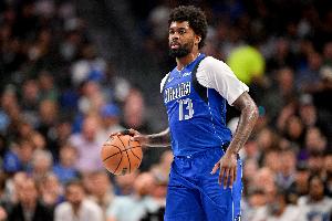 稳定输出！马绍尔半场8投4中&罚球3中1得到10分4板4助