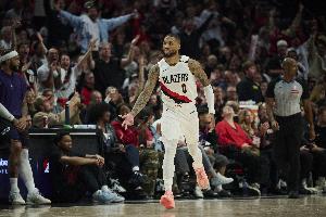 手感不算好！利拉德半场10中3拿到8分2板1助2次失误
